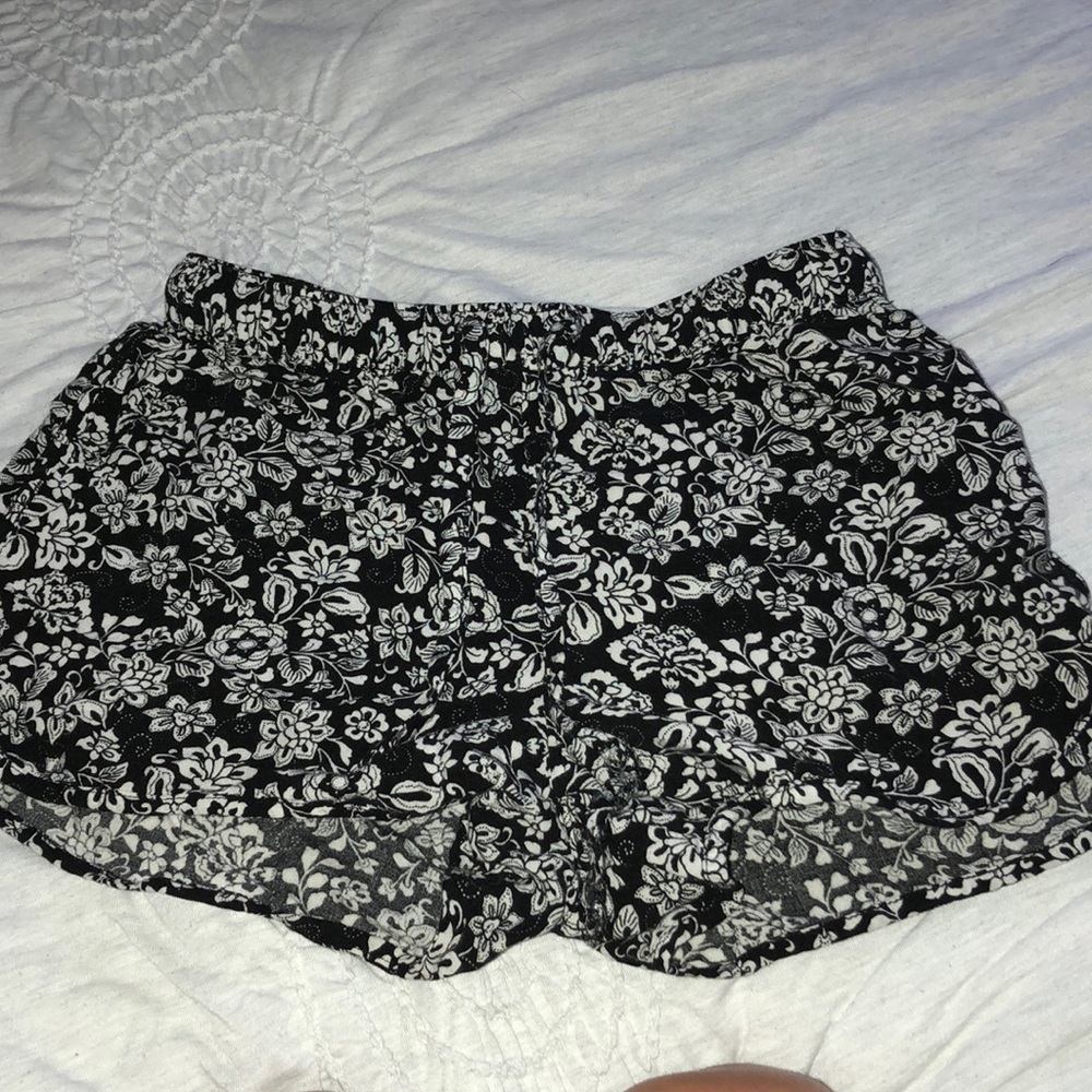 black and white floral flowy shorts